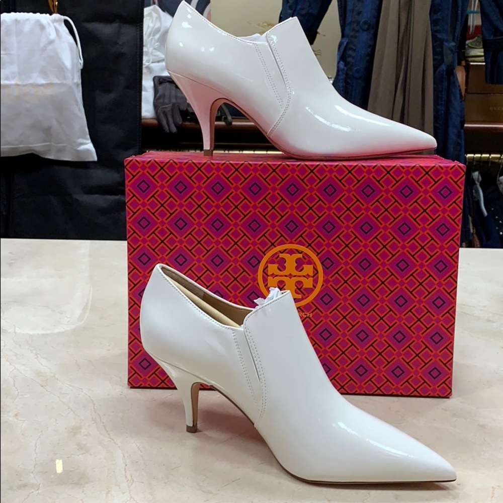 TORY BURCH GEORGINA PATENT LEATHER BOOTIE IN WHITE WITH WRAPPED KITTEN HEEL 8.5 - Picture 3 of 9